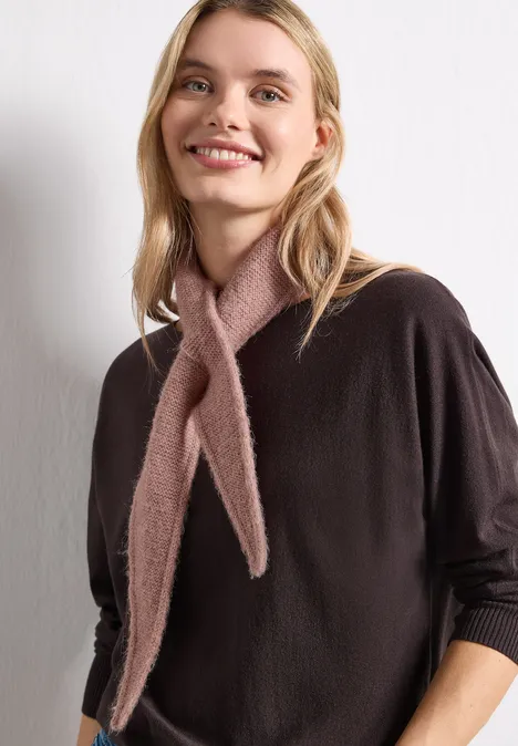Mini-driehoekssjaal in effen kleur vintage blush mel. Een glimlachende jonge vrouw draagt een bruine trui en een lichtroze sjaal.