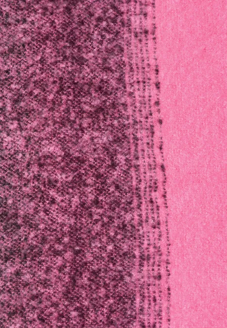 Côté gauche texturé noir granuleux; côté droit fond rose uni, image abstraite.