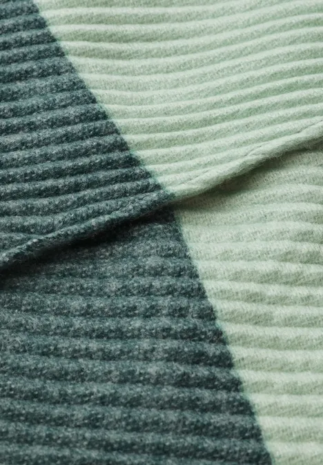 Szalik w dwukolorowej stylistyce z fałdami eucalyptus green