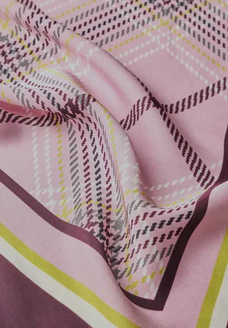 Foulard avec un effet satiné à carreaux multicolor Foulard avec un effet satiné à carreaux multicolor