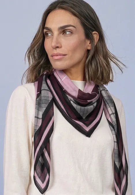 Sjaal met argyle-patroon berry plum Frau mit kurzem braunen Haar trägt hellen Pullover und gestreiftes Tuch in Grau, Schwarz und Rosa.