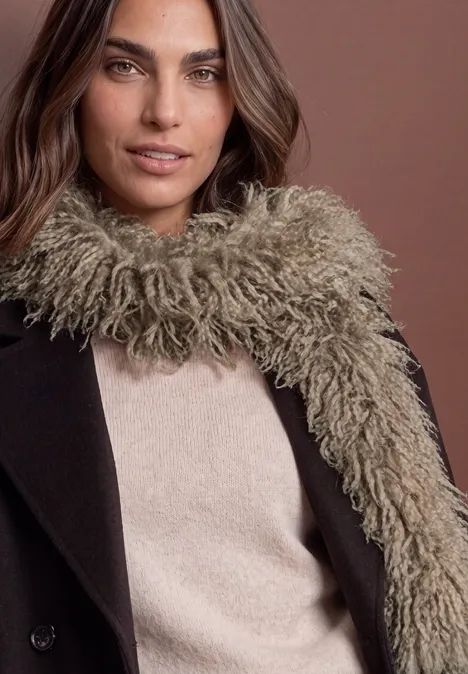 Schal aus Fake Fur in Unifarbe oatly sand Frau im beigen Pullover mit flauschigem Schal und dunkelbraunem Mantel, Nahaufnahme.