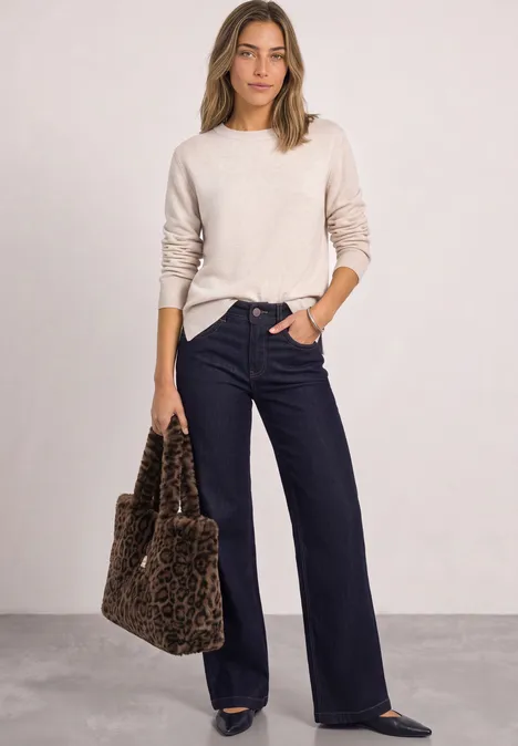 Shopper aus Fake Fur mit Leomuster auburn brown Frau im hellen Pullover und weiten, dunklen Hosen mit Leoparden-Shopper