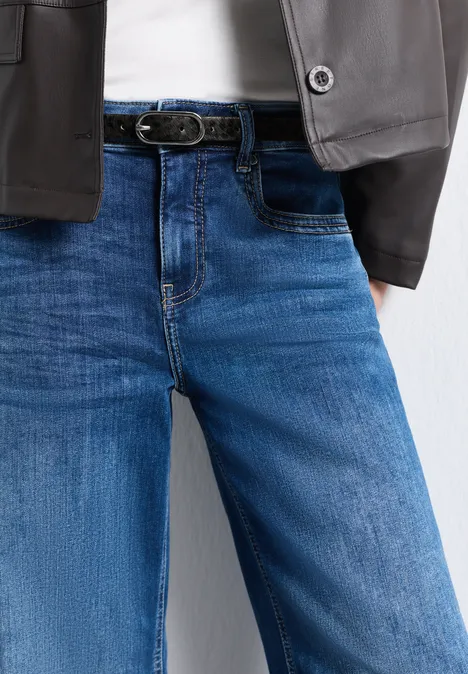 Hose aus blauem Denim mit Gürtel und oberem Jackensaum
