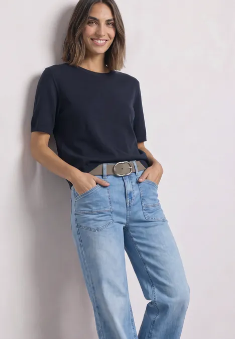 Gürtel mit dekorativer Schnalle Muddy Mocha Ein lächelndes Modell in schwarzem T-Shirt und blauen Jeans mit Gürtel.