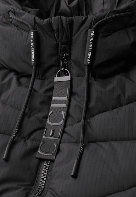 Steppmantel mit Kapuze und Reißverschluss Black Schwarze, gesteppte Winterjacke mit hohem Kragen und auffälligem CECIL-Reißverschlussanhänger.