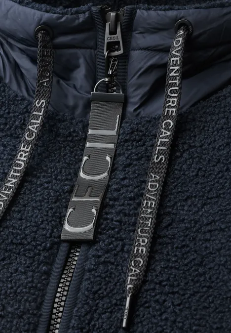Dunkelblauer Fleece-Hoodie mit Reißverschluss und schwarzen Kordeln mit Aufschrift "Adventure Calls".