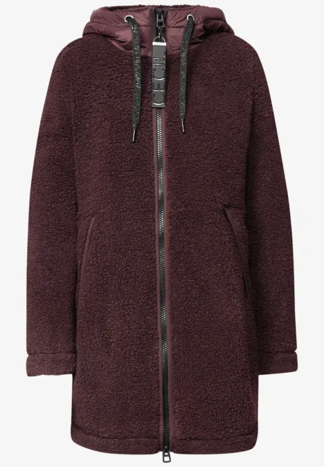 Manteau mi-long en polaire effet teddy bordeaux, capuche, fermeture éclair et poches latérales.