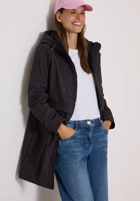 Softshell-jas met capuchon en luipaardprint berry red Frau in Jeans, weißem T-Shirt und langer Kapuzenjacke mit Muster, trägt eine rosa Kappe.