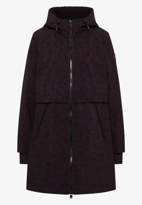 Softshell-jas met capuchon en luipaardprint berry red Dunkelroter Parka mit schwarzem Leopardenmuster, Kapuze, durchgehendem Reißverschluss und Eingrifftaschen.