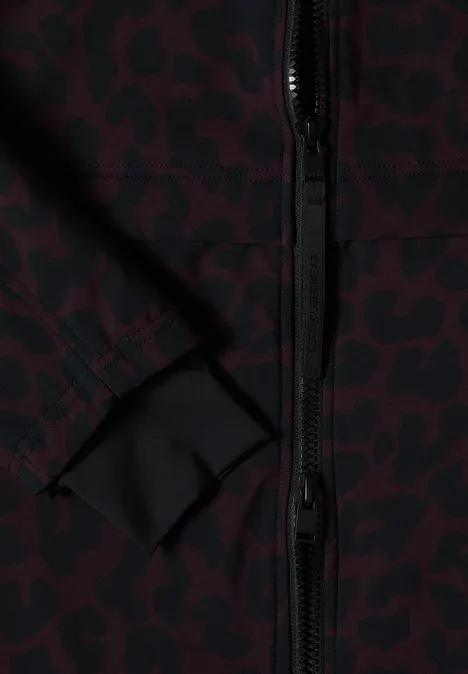 Softshell-jas met capuchon en luipaardprint berry red Nahaufnahme einer Jacke mit dunkelrotem Leopardenmuster, schwarzem Reißverschluss und dezenter Taschennaht.