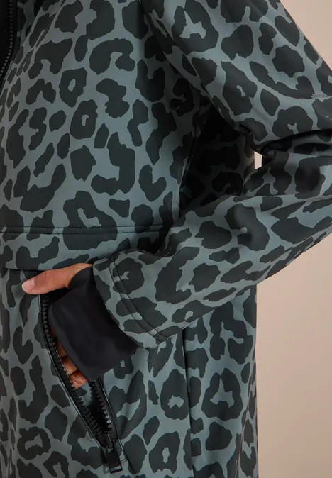 Softshell-jas met capuchon en luipaardprint shadow khaki Nahaufnahme eines grünen Mantels mit schwarzem Leopardenmuster und seitlicher Eingrifftasche