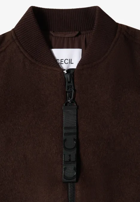 Dunkelbraune Bomberjacke mit Reißverschluss, Stehkragen und CECIL-Label am Zipper.