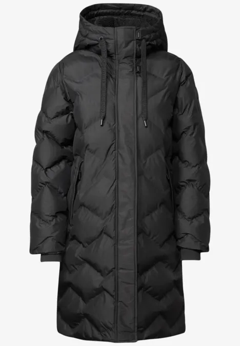 Manteau long matelassé noir en duvet, capuche intégrée et fermeture éclair, motif zigzag.