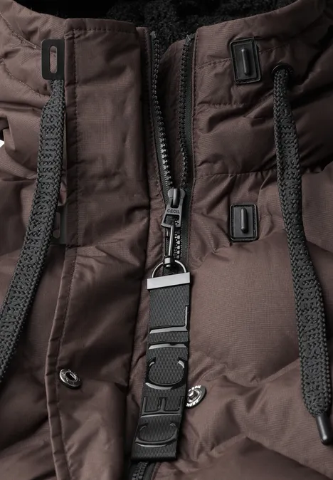 Gros plan sur une doudoune marron foncé avec zip, cordons et éléments en plastique noir.