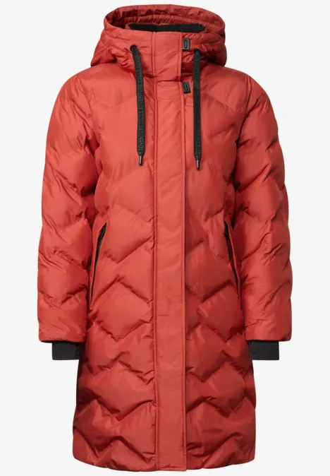 Manteau matelassé long rouge à capuche, cordons noirs, doudoune chaude.