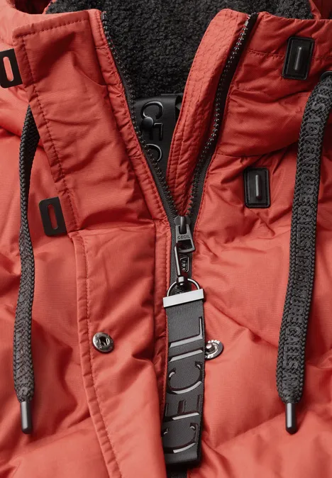 Veste rouge avec zip, cordon de serrage, boutons noirs et doublure polaire.