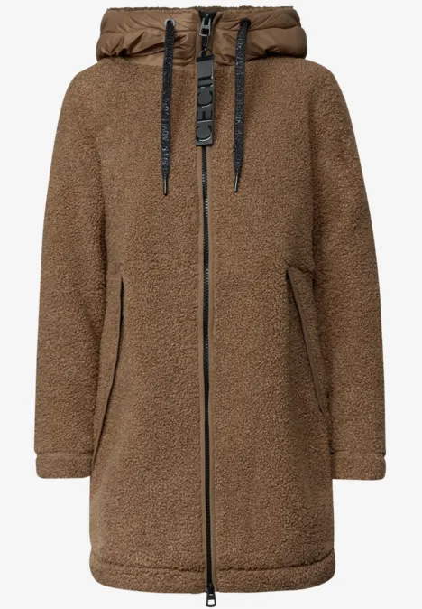 Manteau teddy marron à capuche, fermeture éclair intégrale et poches latérales.