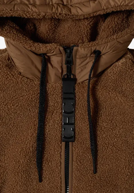 Bruine teddyfleece jas met capuchon, ritssluiting, koordjes en een plastic kliksluiting.