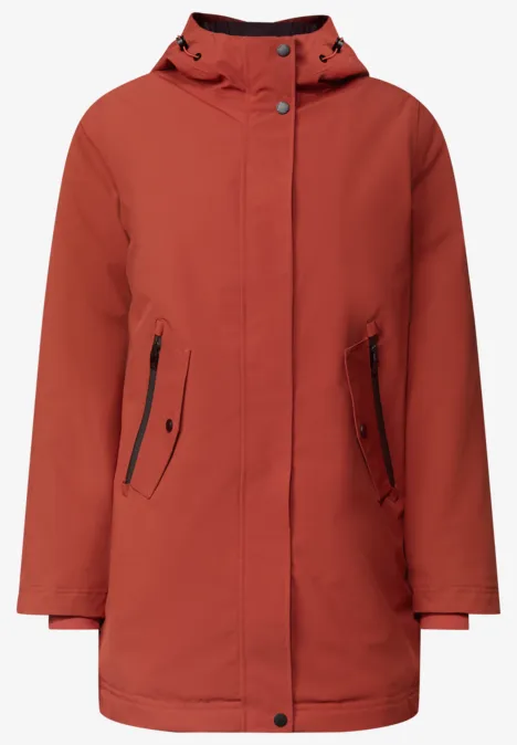 Roter Parka mit Kapuze und Reißverschlusstaschen.