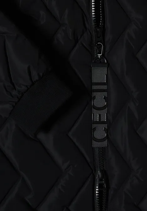 Gros plan sur une veste matelassée noire avec fermeture éclair et tirette de zip imprimée