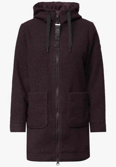 Lang geschnittener Kapuzenmantel aus Teddyfleece in dunklem Violett mit Reißverschluss und Taschen.