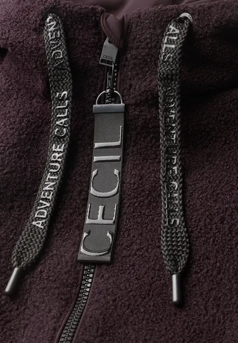 Nahaufnahme eines dunkelvioletten Fleece-Hoodies mit 'Adventure Calls'-Kordeln und 'ICECI'-Label.
