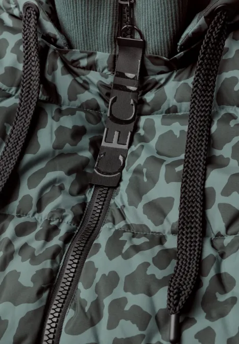 Detail van een jas met groene camouflageprint, ritssluiting, koorden en kunststofringen.
