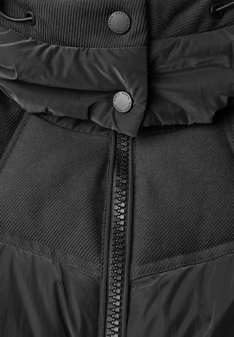 Schwarz-gesteppte Winterjacke mit Reißverschluss und Druckknöpfen am Kragenbereich.