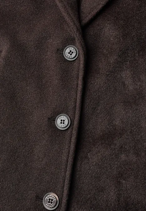 Braune Wildlederjacke mit sichtbaren Knöpfen in einer Reihe