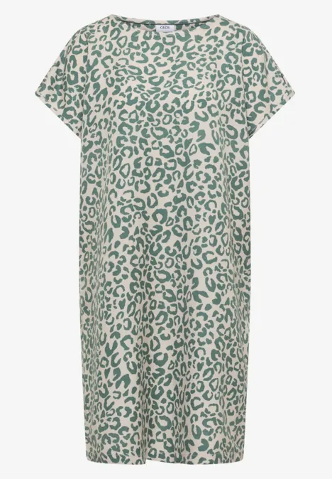 Locker geschnittenes T-Shirt-Kleid mit grünem Leopardenmuster auf cremefarbenem Grund.