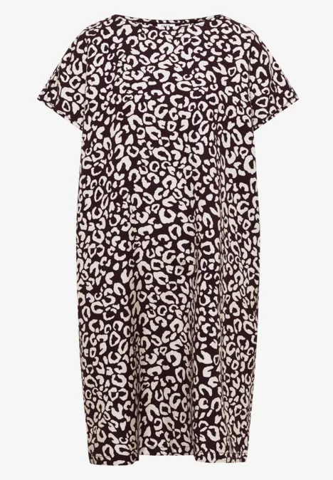 Locker geschnittenes Kurzarmkleid mit schwarz-weißem Leoprint.