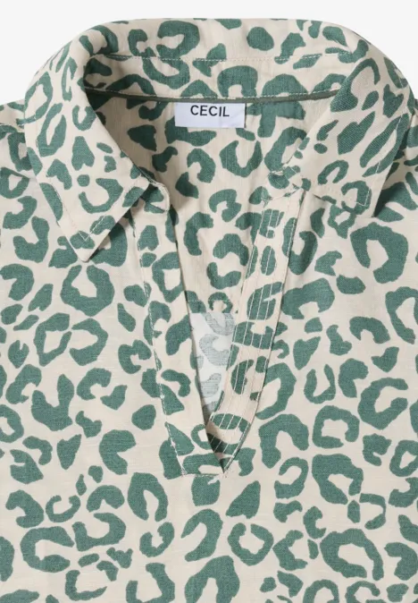 Chemisier à manches courtes à imprimé léopard vert sur tissu clair, marque Cecil.