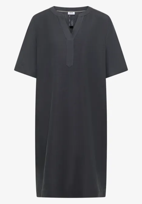 Schlichtes, knielanges dunkelgraues Kleid mit kurzem Ärmel und V-Ausschnitt, gerader Schnitt.