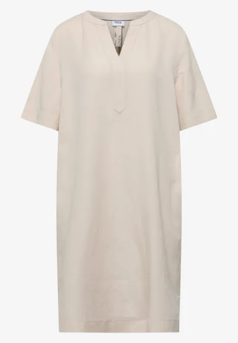 Schlichtes, knielanges Leinenkleid mit V-Ausschnitt und halblangen Ärmeln in Beige.