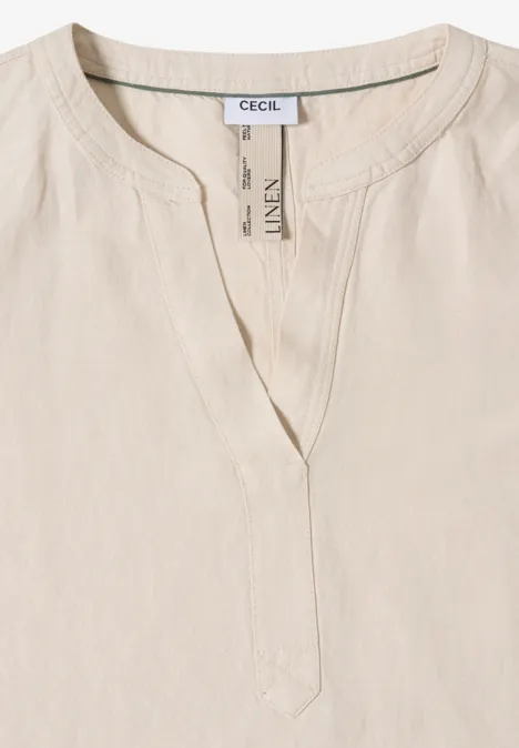 Schlichte cremefarbene Bluse mit Rundhalsausschnitt und V-Detail, leicht strukturierte Optik, Marke Cecil.