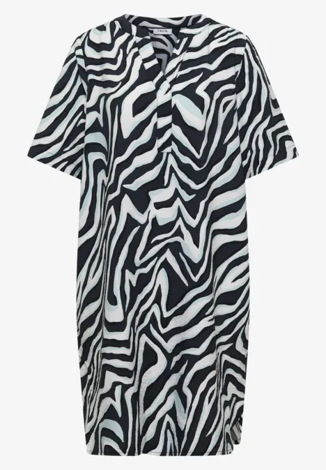 Locker geschnittenes Midikleid mit Kurzärmeln, V-Ausschnitt und schwarz-weißem Zebramuster.