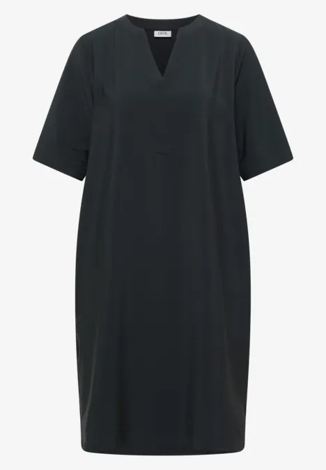 Schlichtes, knielanges schwarzes Kleid mit V-Ausschnitt und kurzen Ärmeln.