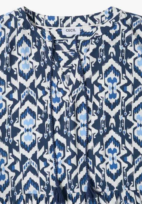 Bluse mit blau-weißem abstraktem Ikat-Muster, locker geschnitten