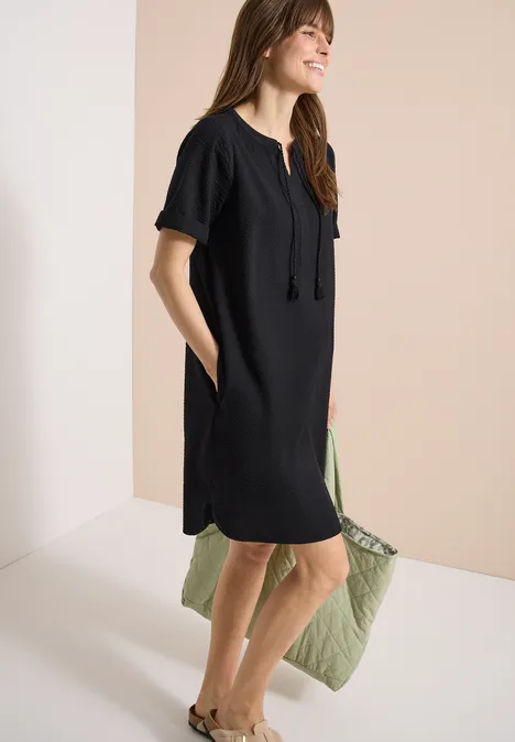 Knielanges Kleid in Seersuckerqualität Black