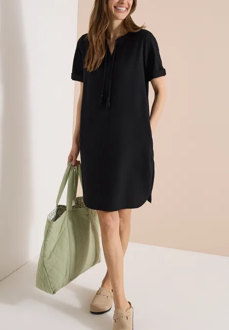 Knielanges Kleid in Seersuckerqualität Black