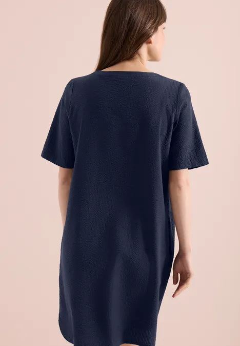 Knielanges Kleid in Seersuckerqualität universal blue Knielanges Kleid in Seersuckerqualität universal blue