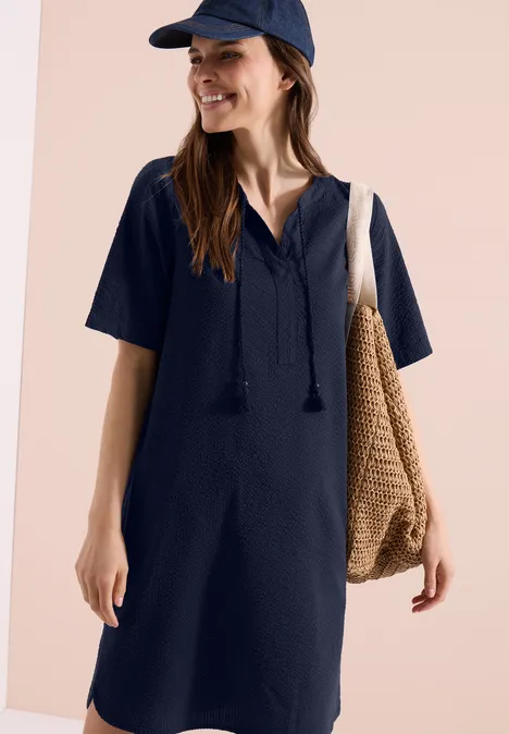 Knielanges Kleid in Seersuckerqualität universal blue Knielanges Kleid in Seersuckerqualität universal blue