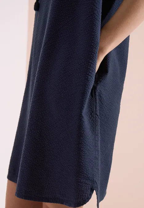 Knielanges Kleid in Seersuckerqualität universal blue Knielanges Kleid in Seersuckerqualität universal blue