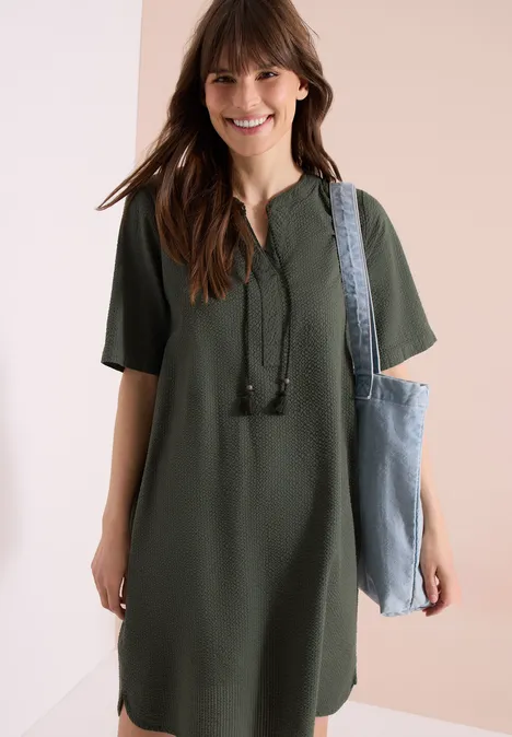 Knielanges Kleid in Seersuckerqualität khaki Knielanges Kleid in Seersuckerqualität khaki