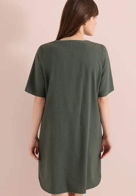 Knielanges Kleid in Seersuckerqualität khaki Knielanges Kleid in Seersuckerqualität khaki