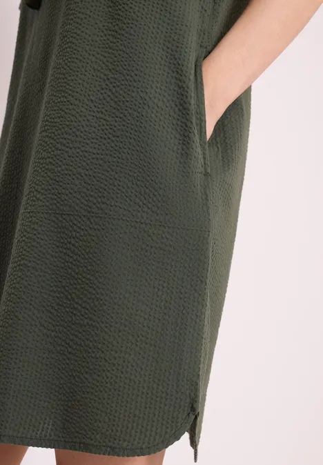 Knielanges Kleid in Seersuckerqualität khaki Knielanges Kleid in Seersuckerqualität khaki