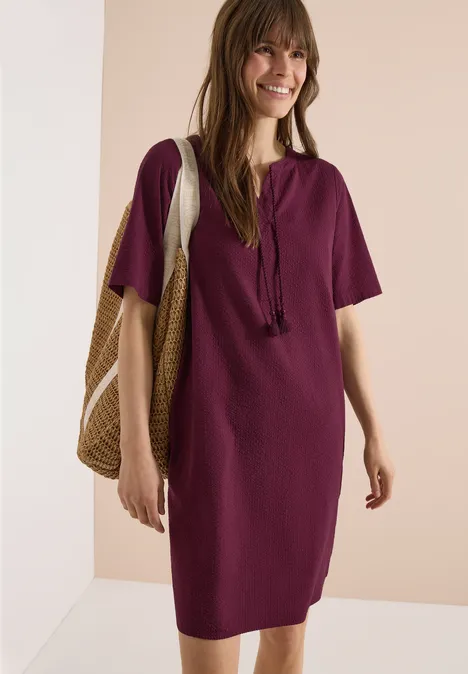 Knielange jurk in seersucker kwaliteit sweet grape red Knielange jurk in seersucker kwaliteit sweet grape red