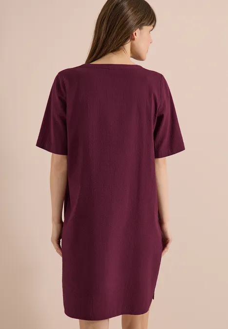 Knielange jurk in seersucker kwaliteit sweet grape red Knielange jurk in seersucker kwaliteit sweet grape red