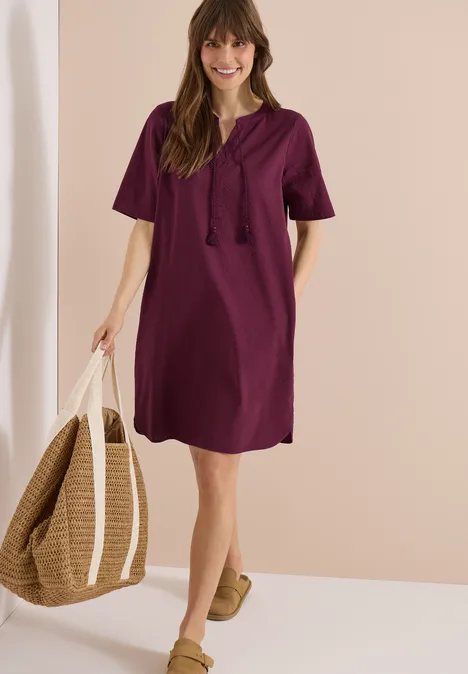 Knielange jurk in seersucker kwaliteit sweet grape red Knielange jurk in seersucker kwaliteit sweet grape red